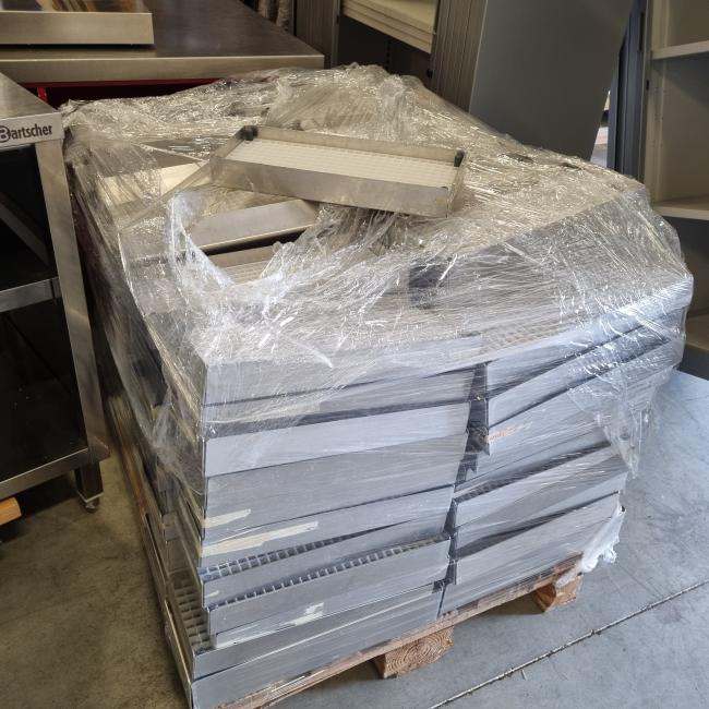  - 170 STUKS ALUMINIUM BAKKEN MET KUNSTSTOF ROOSTER  AFM 39X15,5 CM  (11)