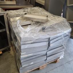  - 170 STUKS ALUMINIUM BAKKEN MET KUNSTSTOF ROOSTER  AFM 39X15,5 CM  (11)