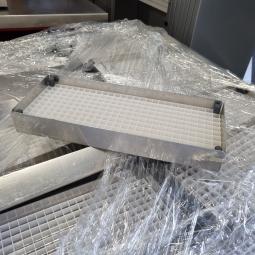  - 170 STUKS ALUMINIUM BAKKEN MET KUNSTSTOF ROOSTER  AFM 39X15,5 CM  (6)