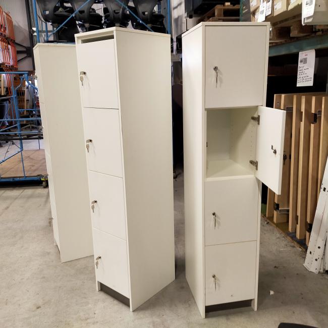  - 3x 115,- pst ex. witte houten 4-deurs lockers met nieuwe sloten eurolocks in zeer nette staat (23)