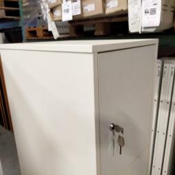  - 3x 115,- pst ex. witte houten 4-deurs lockers met nieuwe sloten eurolocks in zeer nette staat (24)