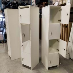  - 3x 115,- pst ex. witte houten 4-deurs lockers met nieuwe sloten eurolocks in zeer nette staat (26)