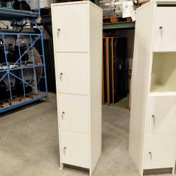  - 3x 115,- pst ex. witte houten 4-deurs lockers met nieuwe sloten eurolocks in zeer nette staat (28)