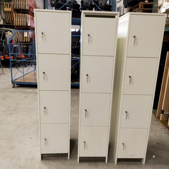  - 3x 115,- pst ex. witte houten 4-deurs lockers met nieuwe sloten eurolocks in zeer nette staat (1)