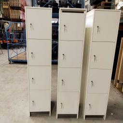  - 3x 115,- pst ex. witte houten 4-deurs lockers met nieuwe sloten eurolocks in zeer nette staat (1)