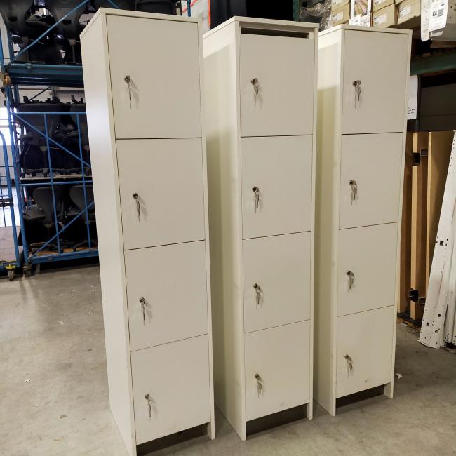  - 3x 115,- pst ex. witte houten 4-deurs lockers met nieuwe sloten eurolocks in zeer nette staat (2)