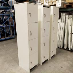  - 3x 115,- pst ex. witte houten 4-deurs lockers met nieuwe sloten eurolocks in zeer nette staat (3)
