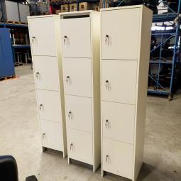  - 3x 115,- pst ex. witte houten 4-deurs lockers met nieuwe sloten eurolocks in zeer nette staat (4)
