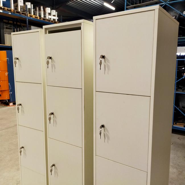  - 3x 115,- pst ex. witte houten 4-deurs lockers met nieuwe sloten eurolocks in zeer nette staat (5)