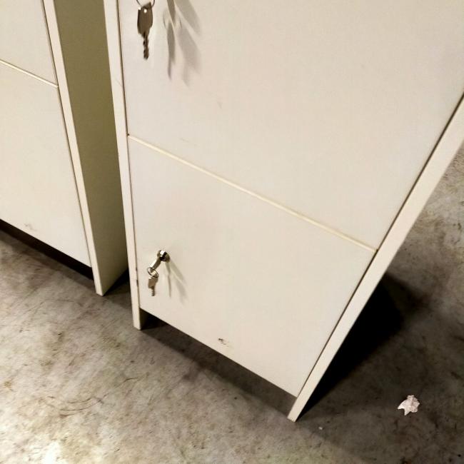  - 3x 115,- pst ex. witte houten 4-deurs lockers met nieuwe sloten eurolocks in zeer nette staat (6)