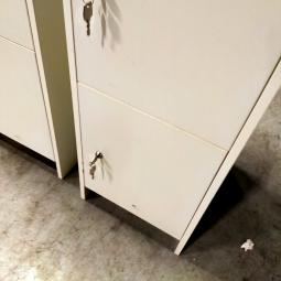  - 3x 115,- pst ex. witte houten 4-deurs lockers met nieuwe sloten eurolocks in zeer nette staat (6)