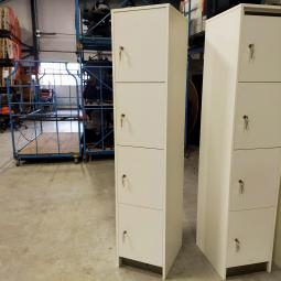  - 3x 115,- pst ex. witte houten 4-deurs lockers met nieuwe sloten eurolocks in zeer nette staat (7)