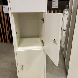  - 3x 115,- pst ex. witte houten 4-deurs lockers met nieuwe sloten eurolocks in zeer nette staat (10)