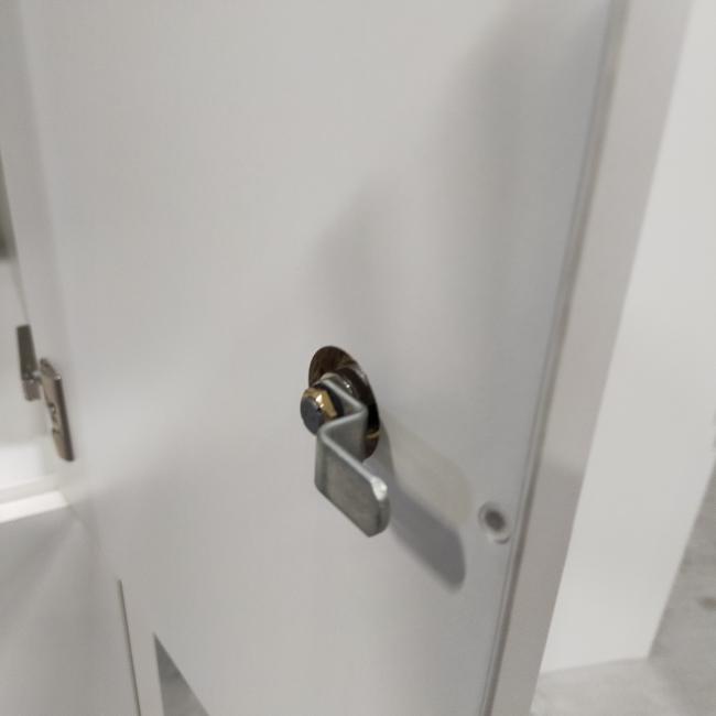  - 3x 115,- pst ex. witte houten 4-deurs lockers met nieuwe sloten eurolocks in zeer nette staat (11)