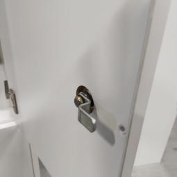  - 3x 115,- pst ex. witte houten 4-deurs lockers met nieuwe sloten eurolocks in zeer nette staat (11)