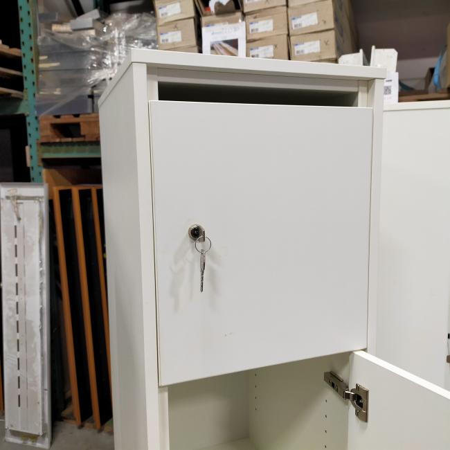  - 3x 115,- pst ex. witte houten 4-deurs lockers met nieuwe sloten eurolocks in zeer nette staat (15)