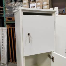  - 3x 115,- pst ex. witte houten 4-deurs lockers met nieuwe sloten eurolocks in zeer nette staat (15)