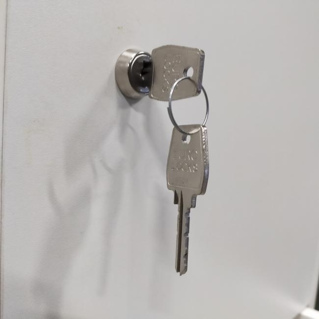  - 3x 115,- pst ex. witte houten 4-deurs lockers met nieuwe sloten eurolocks in zeer nette staat (16)