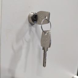  - 3x 115,- pst ex. witte houten 4-deurs lockers met nieuwe sloten eurolocks in zeer nette staat (16)