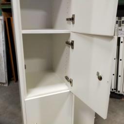  - 3x 115,- pst ex. witte houten 4-deurs lockers met nieuwe sloten eurolocks in zeer nette staat (19)
