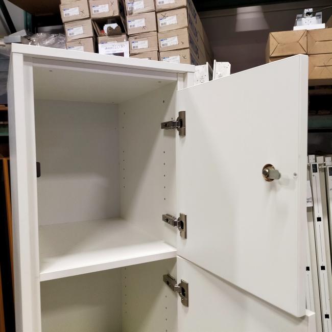  - 3x 115,- pst ex. witte houten 4-deurs lockers met nieuwe sloten eurolocks in zeer nette staat (20)