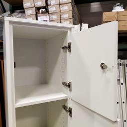  - 3x 115,- pst ex. witte houten 4-deurs lockers met nieuwe sloten eurolocks in zeer nette staat (20)