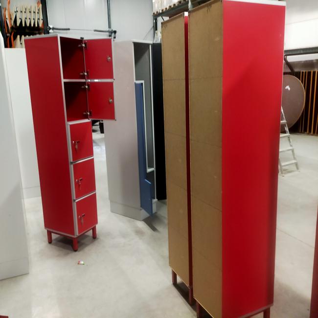  - 4x Aeastic 5-deurs rode lockers hout aluminium met nieuwe sloten eurolocks in zeer nette staat (15)