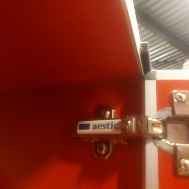  - 4x Aeastic 5-deurs rode lockers hout aluminium met nieuwe sloten eurolocks in zeer nette staat (17)