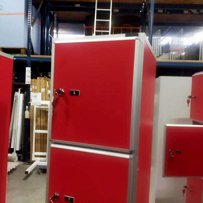  - 4x Aeastic 5-deurs rode lockers hout aluminium met nieuwe sloten eurolocks in zeer nette staat (1)