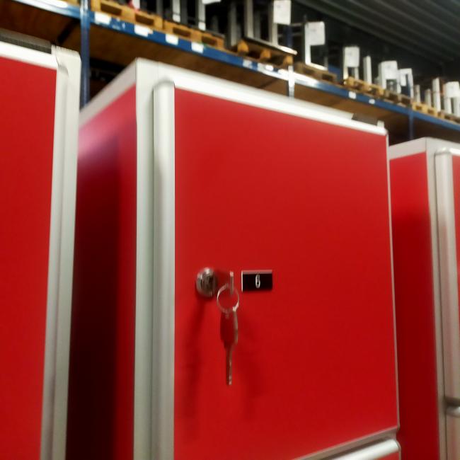  - 4x Aeastic 5-deurs rode lockers hout aluminium met nieuwe sloten eurolocks in zeer nette staat (7)