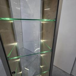  - vitrine afm 52x42x182 bxdxh  binnenmaat 47x41 bxd , hoogte tussen schappen 33 cm  (3)