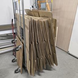  - 17 stuks kartonnen dozen afm 73,5x65,5x38 cm  (2)