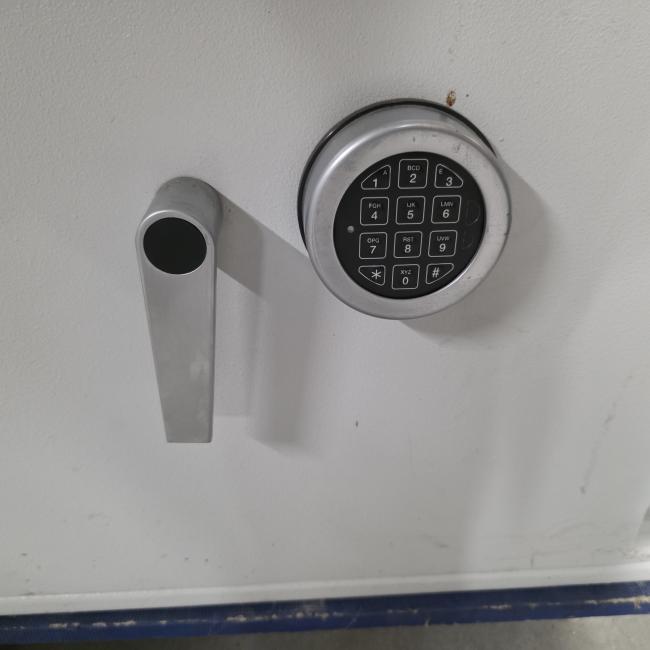  - kluis met codeslot afm 59x47x62 cm brxdxh (3)