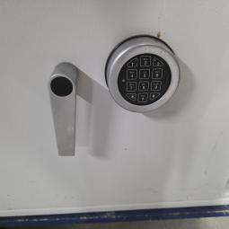  - kluis met codeslot afm 59x47x62 cm brxdxh (3)