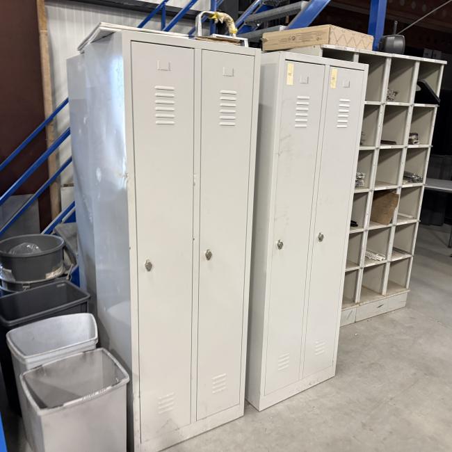 - partij 37x induistriele metalen lockerkasten 2-deursgrijs (119)