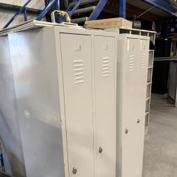  - partij 37x induistriele metalen lockerkasten 2-deursgrijs (120)