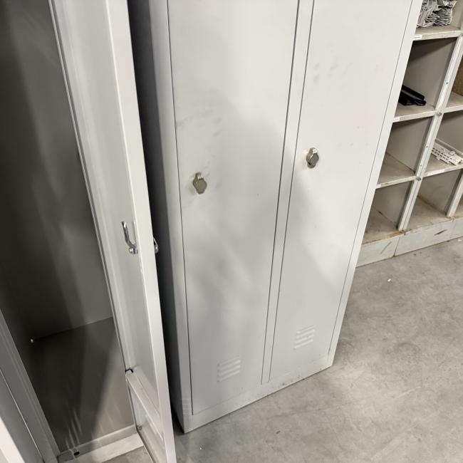  - partij 37x induistriele metalen lockerkasten 2-deursgrijs (126)