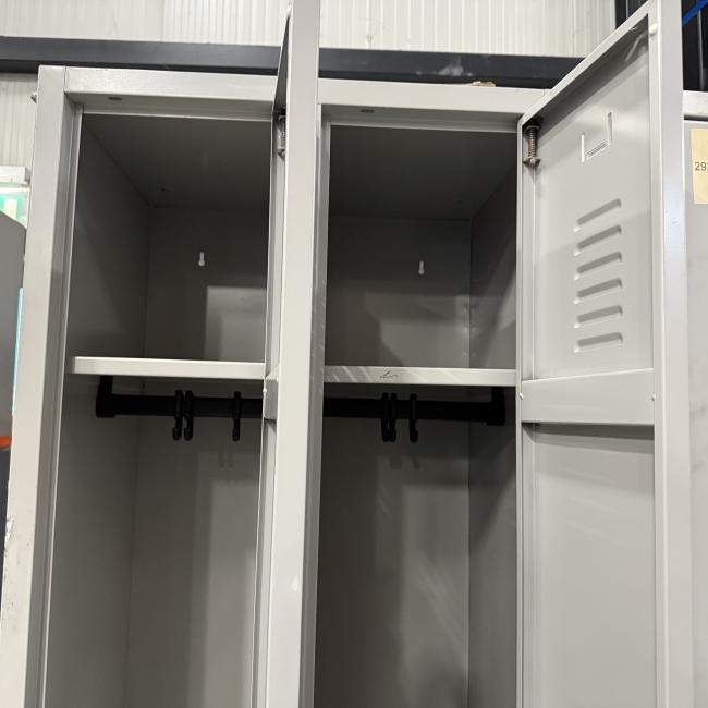  - partij 37x induistriele metalen lockerkasten 2-deursgrijs (128)