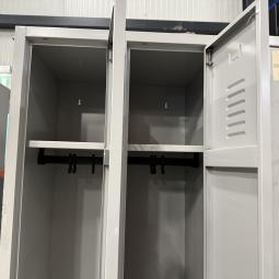  - partij 37x induistriele metalen lockerkasten 2-deursgrijs (128)