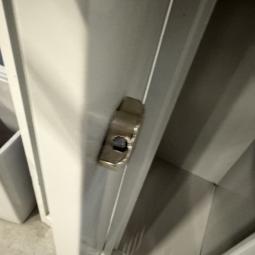  - partij 37x induistriele metalen lockerkasten 2-deursgrijs (129)
