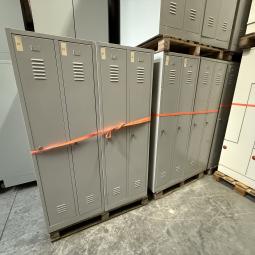  - partij 37x induistriele metalen lockerkasten 2-deursgrijs (133)