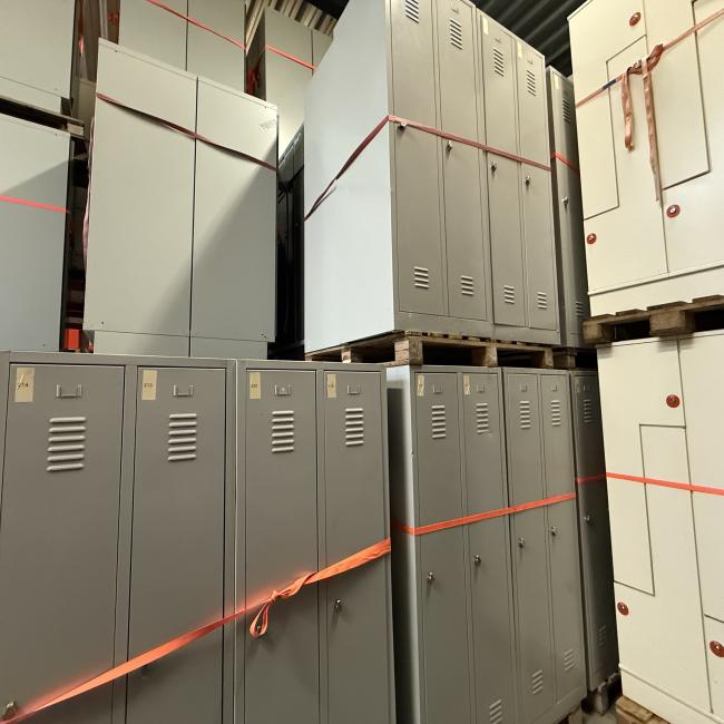  - partij 37x induistriele metalen lockerkasten 2-deursgrijs (134)