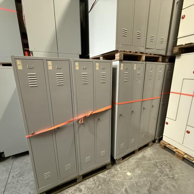  - partij 37x induistriele metalen lockerkasten 2-deursgrijs (135)