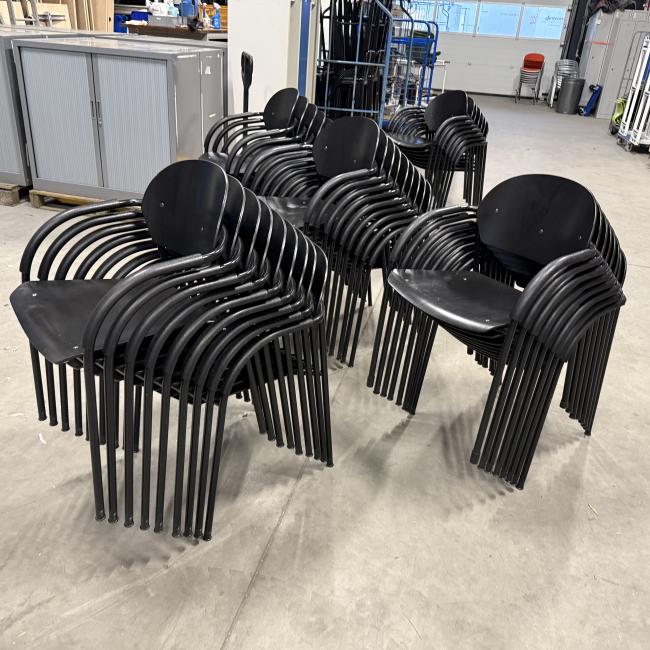  - partij VDS (van der  Sluis) stapelstoelen met stevig stalen frame met houten zit en rug met div gebruikssporen (132)