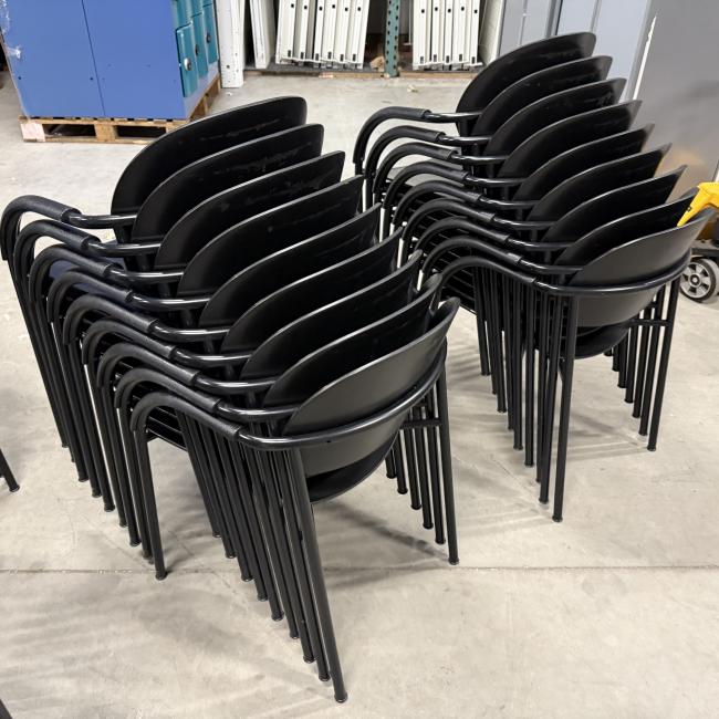  - partij VDS (van der  Sluis) stapelstoelen met stevig stalen frame met houten zit en rug met div gebruikssporen (136)