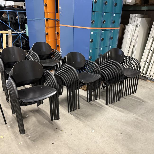  - partij VDS (van der  Sluis) stapelstoelen met stevig stalen frame met houten zit en rug met div gebruikssporen (140)