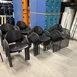  - partij VDS (van der  Sluis) stapelstoelen met stevig stalen frame met houten zit en rug met div gebruikssporen (140)