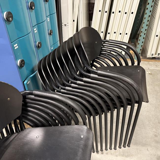  - partij VDS (van der  Sluis) stapelstoelen met stevig stalen frame met houten zit en rug met div gebruikssporen (115)