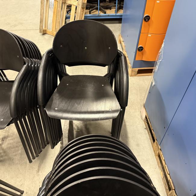  - partij VDS (van der  Sluis) stapelstoelen met stevig stalen frame met houten zit en rug met div gebruikssporen (116)