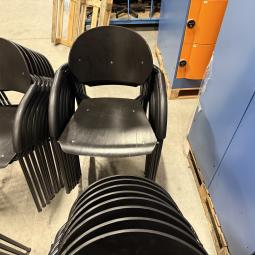  - partij VDS (van der  Sluis) stapelstoelen met stevig stalen frame met houten zit en rug met div gebruikssporen (116)